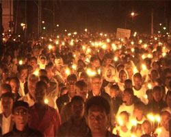 Foto di una serata commemorativa dei martiri con le candele