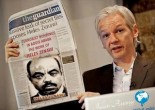 Foto: Assange con giornale The guardian in mano