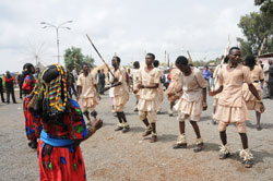 Immagine di danzatori cunama al festival di Asmara
