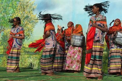 Foto di donne di etnia tigre mentre ballano in costume