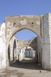 Foto del vicolo della citta antica di Massawa