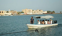 Foto dei turista i barca a Massawa