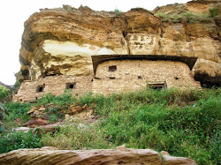 Immagine di una casa antica costruita in una montagna Eritrea