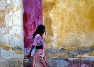 Foto:passagio di una ragazzo in muro dipinto