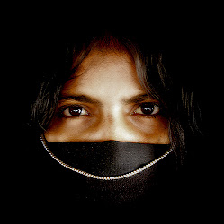 Primo piano di un volto di una donna di etnia rasciadia