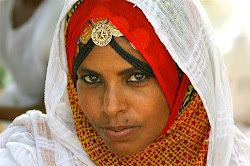 Foto di un volto ornato e pettinato in tradizione etnia bilen